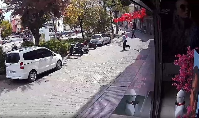 Balıkesir'de yaşanan deprem anı saniye saniye güvenlik kamerasına yansıdı