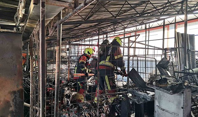 Balıkesir'de zincir market deposunda yangın
