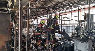 Balıkesir'de zincir market deposunda yangın
