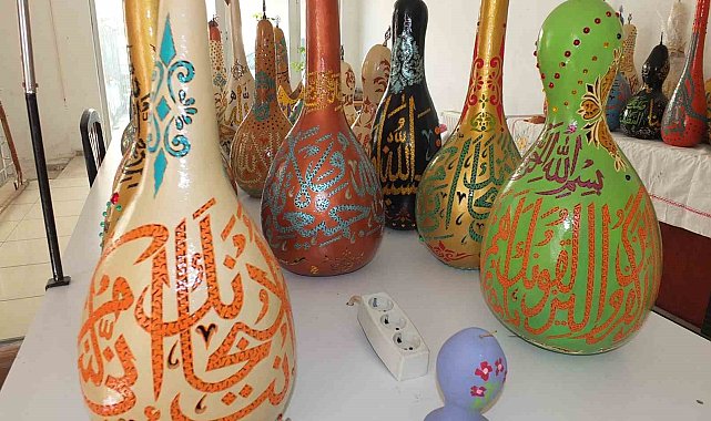 Balıkesirli sanatçı hat yazıları ile süslediği kabakları fuarda sergileyecek