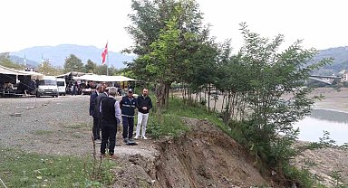 Barajdaki su seviyesi düştü, kıyıda çatlaklar oluştu