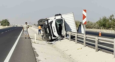 Bariyerlere çarpan kamyonet yan yattı: 1 yaralı