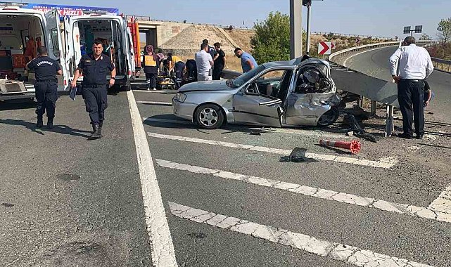 Bariyerlere çarpan otomobil hurdaya döndü: 5 yaralı