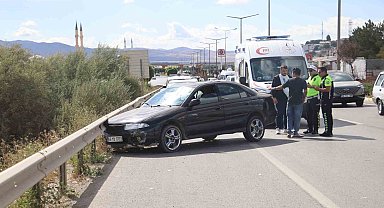 Bariyerlerle tırın arasında sıkışan otomobil metrelerce sürüklendi