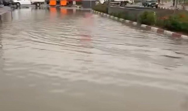 Bartın'da sağanak etkili oldu, caddeler nehre döndü