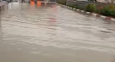 Bartın'da sağanak etkili oldu, caddeler nehre döndü
