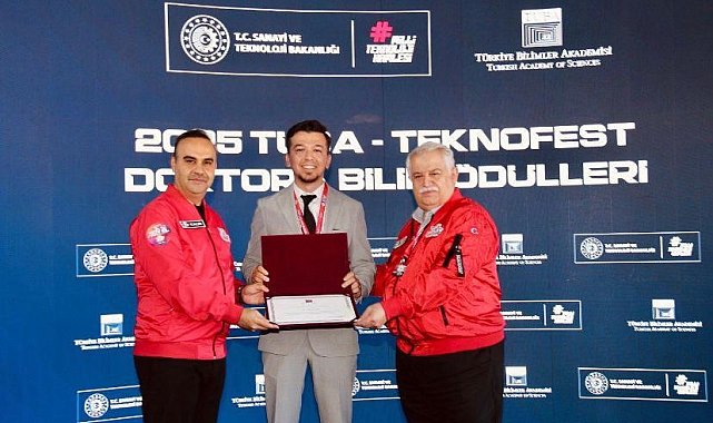 BARÜ'lü akademisyen ödülünü Bakan Kacır'dan aldı