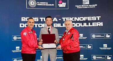 BARÜ'lü akademisyen ödülünü Bakan Kacır'dan aldı