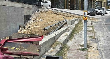Başakşehir'de araç dükkanlara daldı: Ezilmekten bir adımla kurtuldu