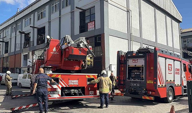 Başakşehir'de çinko kaplama atölyesinde yangın paniği: İşçiler yanan binada sigara içerek o anları kaydetti