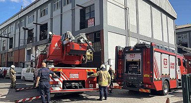 Başakşehir'de çinko kaplama atölyesinde yangın paniği: İşçiler yanan binada sigara içerek o anları kaydetti