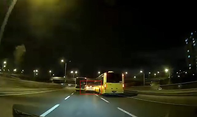 Başakşehir'de makas atan otomobil 2 otobüse çarptı