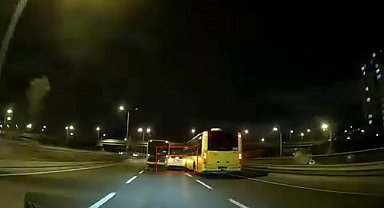 Başakşehir'de makas atan otomobil 2 otobüse çarptı