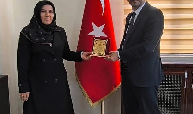Başarılı hocalara teşekkür plaketi