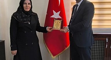 Başarılı hocalara teşekkür plaketi