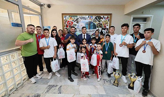 Başarılı kick boks sporcularını ödüllendirildi