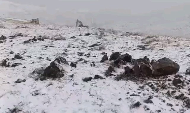 Başkale'de mevsimin ilk karı yağdı