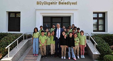 Başkan Alemdar, okulla ilk kez tanışan miniklere başarılar diledi