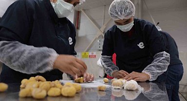 Başkan Atay'ın kurduğu 'Kadın Emeği Tarımsal Ürün Fabrikası'nın ürünleri sofraları süslemeye devam ediyor