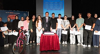 Başkan Balcıoğlu, Eğitim Akademisi'nde başarılı olan öğrencilere ödüllerini verdi