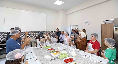 Başkan Büyükkılıç, Engelsiz Yaşam Merkezi'nde özel çocuklarla birlikte hamburger yaptı