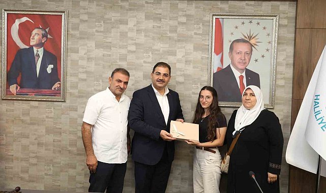 Başkan Canpolat'tan başarılı öğrencilere ödül