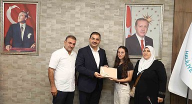 Başkan Canpolat'tan başarılı öğrencilere ödül