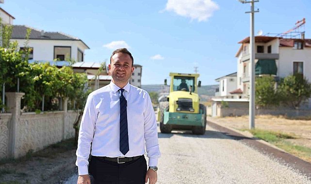 Başkan Dere direksiyona geçip Çivril'nin iki mahallesinde asfalt çalışmasını noktaladı