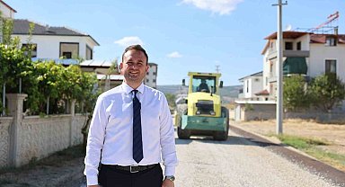 Başkan Dere direksiyona geçip Çivril'nin iki mahallesinde asfalt çalışmasını noktaladı