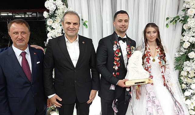 Başkan Dilsiz, genç çiftlerin mutluluğuna ortak oldu