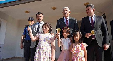 Başkan Hallaç, ilk ders zilinde öğrencilerle buluştu
