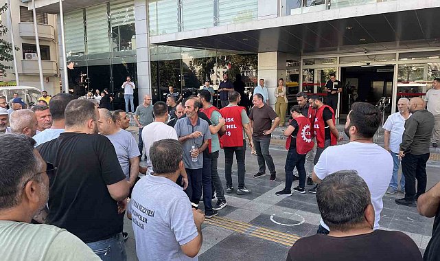 Başkan Tugay Karşıyaka'da çöp toplattı, işçiler karşı karşıya geldi