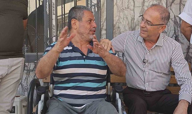 Başkan Yapar, engelli vatandaşa verdiği sözü tutarak tekerlekli sandalyeyi teslim etti