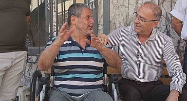 Başkan Yapar, engelli vatandaşa verdiği sözü tutarak tekerlekli sandalyeyi teslim etti