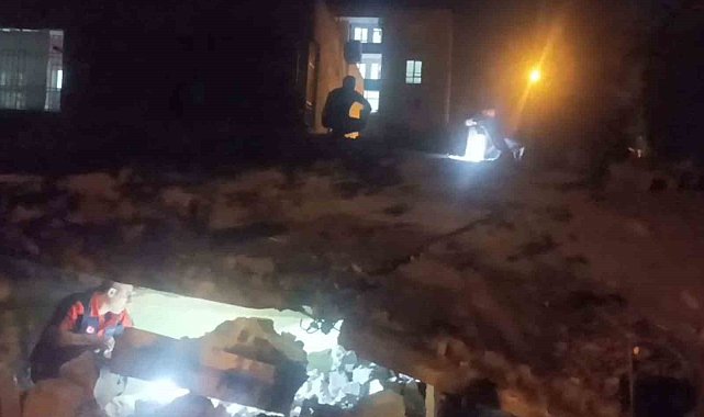 Batman'da 2 katlı bina çöktü