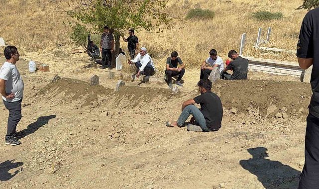 Batman'da saldırıda yaşamını yitiren aile, yoğun güvenlik önlemleri altında toprağa verildi