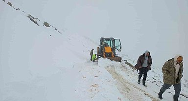 Bayburt'ta kar ve fırtına çobanı yaylada yakaladı: Sürüsüyle fırtınada mahsur kalan çoban kurtarıldı