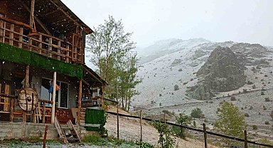 Bayburt'un yüksek rakımlı köylerinde kar yağışı etkili oldu