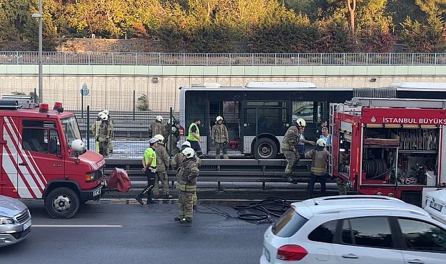 Bayrampaşa-Maltepe Metrobüs Durağı'nda korkutan yangın