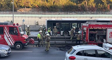 Bayrampaşa-Maltepe Metrobüs Durağı'nda korkutan yangın