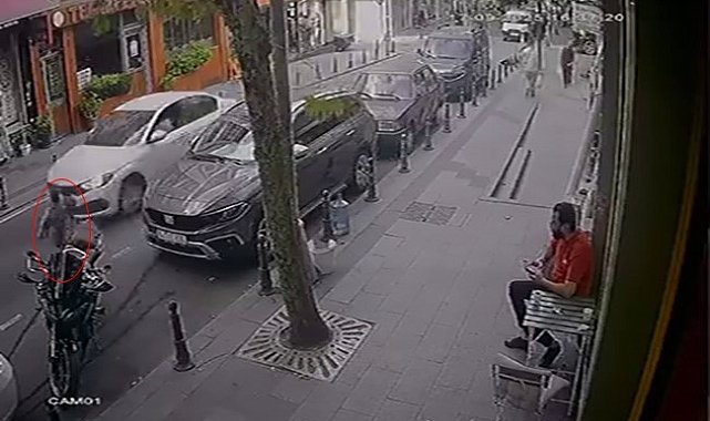 Bayrampaşa'da otomobil bakkaldan koşarak çıkan küçük çocuğa çarptı