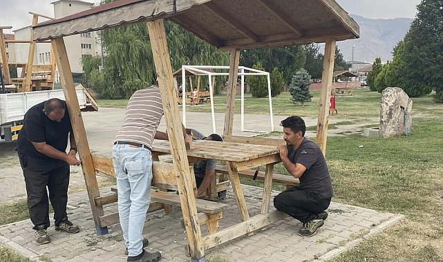 Belediye ekipleri şehir mobilyaları üretiyor