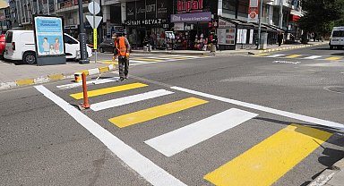 Belediye ekipleri yaya geçidi çizgilerini yeniledi