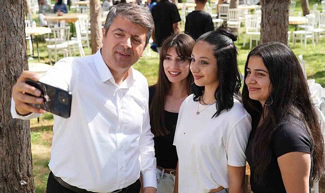Belediyeden üniversiteyi kazanan öğrencilere eğitim desteği