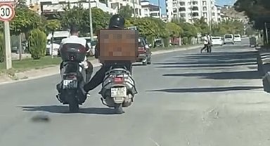 Benzini biten motosikleti ayağıyla itti