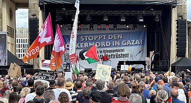 Berlin'de binlerce kişiden "Gazze'de Soykırımı Durdurun" çağrısı