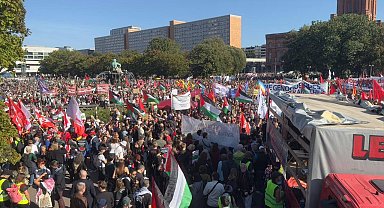 Berlin'deki "Tüm Gözler Gazze'de" gösterisinde on binlerce kişi İsrail'i protesto etti
