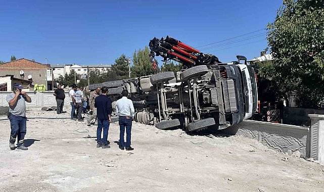 Beton mikseri devrildi, sürücüsü hafif şekilde yaralandı