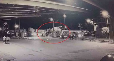 Beton mikserinin ezdiği motosikletin sürücüsü son anda kurtuldu