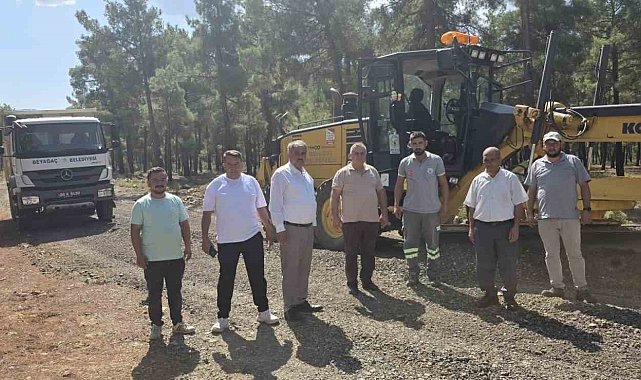 Beyağaç Belediye Başkanı Sezayi Pütün asfaltlama çalışmalarını yerinde inceliyor